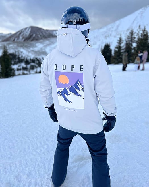 Kunde @kramer_cunningham in Dope Yeti 2022 Skijacke Herren Peak Light Grey