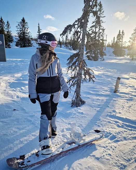 Kunde @kirstyellenmurfin93 in Montec Moss W Snowboardjacke Damen Soft Blue/Black Renewed
